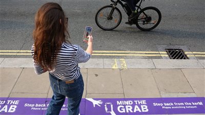  تحذير باللون البنفسجي وسط لندن.. حملة «انتبه للسرقة» تشعل الجدل وتلفت الأنظار في أوكسفورد ستريت