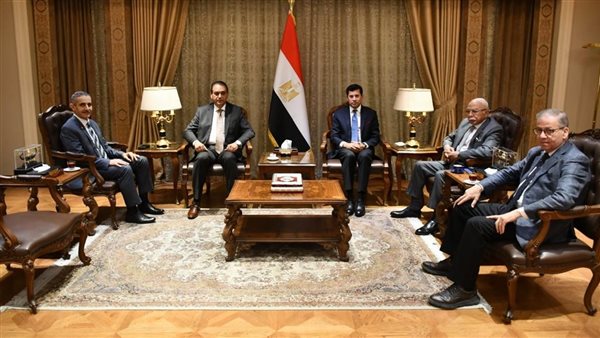 وزير الرياضة مع أعضاء