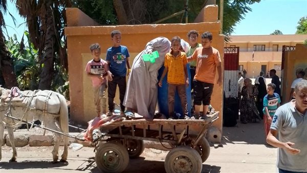 مواطن يوزع مياه مجانا