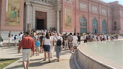 أيقونة تحكي أساطير الحضارة.. المتحف المصري بالتحرير يستقبل مئات السائحين من مختلف الجنسيات | صور