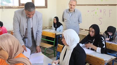 إحالة رئيس لجنة ومراقبين للتحقيق بسبب تقصيرهم في العمل خلال امتحانات الدور الثاني بالجيزة