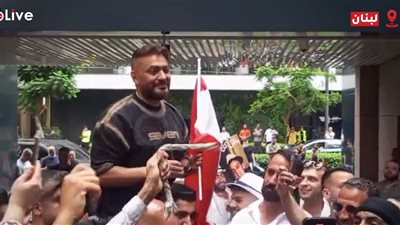 محمولا على الأكتاف.. استقبال حافل من الجمهور اللبناني لـ تامر حسني قبل حفله الليلة| صور