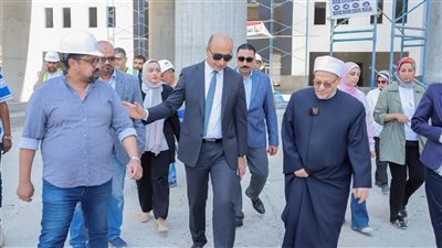 رئيس جامعة دمنهور والمفتي السابق يتفقدان مشروع إنشاء المستشفى الجامعي لمتابعة سير الأعمال الإنشائية