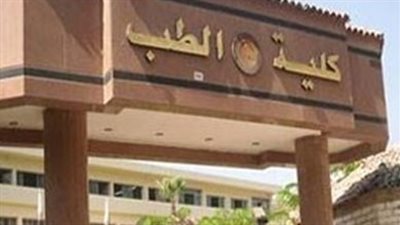 أستاذ بطب المنصورة يثير الجدل: نائبات النسا المستقيلات اللي عايز الدح ميقلش!!