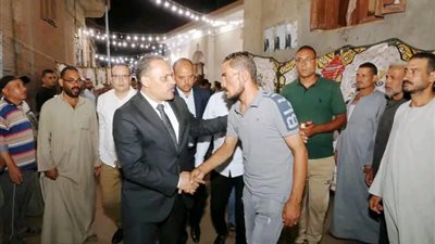 محافظ الشرقية يُؤدي واجب العزاء لأسرة عامل النظافة بالزقازيق 