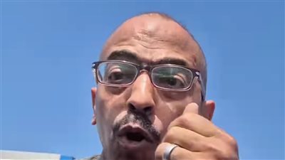 الأجهزة الأمنية تفحص فيديو ادعاء شخص قيام رجل وابنه بالتعدي على سيارته وتكسير مرايا السيارة