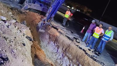 كسر مفاجئ بخط مياه رئيسي يتسبب في انقطاع وضعف المياه بعدة مناطق بالإسكندرية