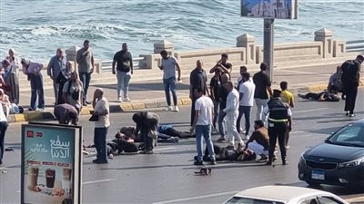 إصابة 9 أشخاص صدمهم ميكروباص على كورنيش الشاطبي بالإسكندرية