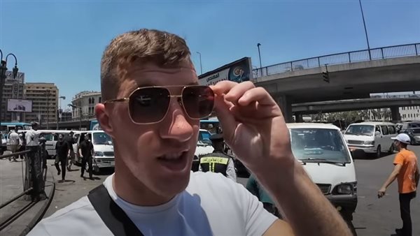 سائح أمريكي خلال