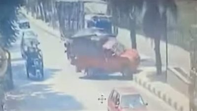 إصابة سائق في حادث تصادم سيارتين نقل أمام قرية ميت خلف بالمنوفية