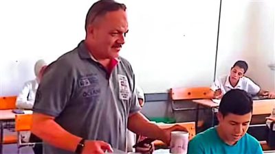 بعد تعنيف المحافظ له.. تداول صورة لمدير مدرسة أشروبة بالمنيا خلال خدمته للطلاب