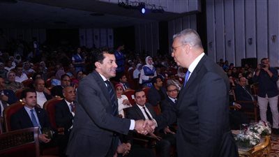 وزير الرياضة يمنح عمرو الليثي لقب سفير مهرجان إبداع مراكز الشباب 