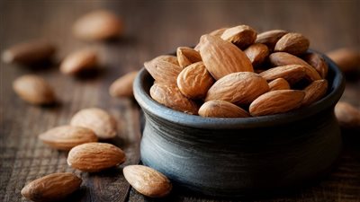 أبرزها اللوز.. أطعمة تقلل من الأرق 