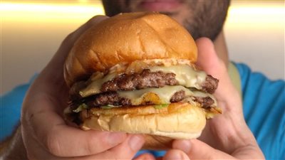 جوسي بالجبن المدخن.. طريقة عمل سماش برجر في البيت زي المطاعم