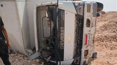 مصرع شخصين وإصابة آخر في انقلاب سيارة نصف نقل على صحراوي سوهاج