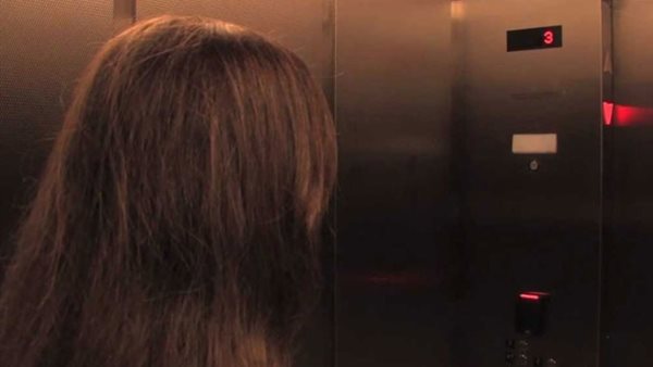 سيدة داخل اسانسير