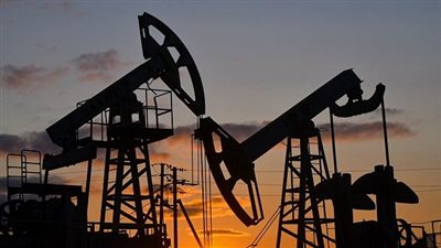 النفط يتراجع مع ترقب اجتماع أوبك+ وتزايد الضغوط الجيوسياسية