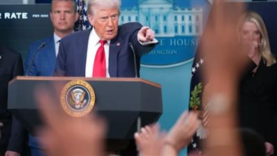 ترامب يحاول إلهاء الشعب عن وثائق إبستن المذكور فيها اسمه.. أزمة تضرب أمريكا بسبب السيطرة على الشرطة