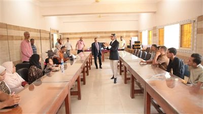 نائب محافظ الوادي الجديد تكرم أوائل خريجي دورات التدريب المهني بمديرية العمل