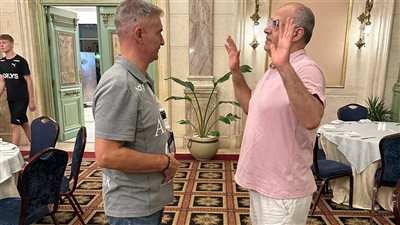 طارق محروس يحتفل مع لاعبي منتخب مصر بالتأهل لربع نهائي مونديال كرة اليد 