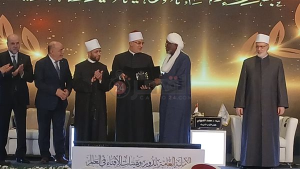 خلال تسلم الجائزة