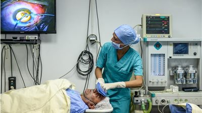 عمليات جراحية لعلاج أمراض العيون لغير القادرين بقرى ومراكز سوهاج