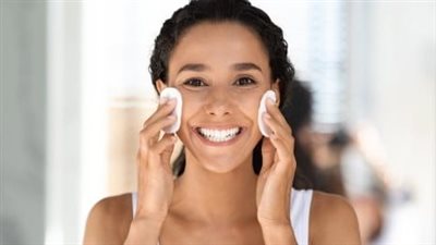 أسرار العناية بالبشرة الدهنية والوقاية من الحبوب.. 10 نصائح من أطباء الجلد