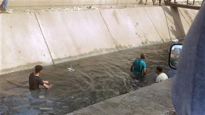 كاميرات المراقبة كشفت لحظة سقوطه.. البحث عن صغير غرق في ترعة بالمنوفية |صور