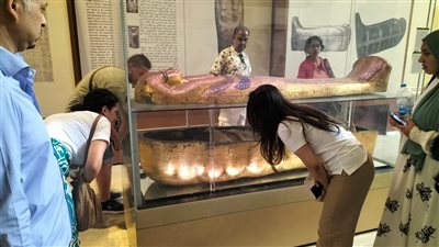 تأمل في كنوز الفراعنة.. السائحون بالمتحف المصري بالتحرير يصطفون أمام التوابيت الأثرية | صور