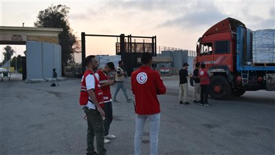 الهلال الأحمر يدفع نحو 220 شاحنة في قافلة زاد العزة الـ15 إلى غزة