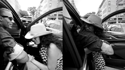 حاولت تقبل يده.. معجبة تحتضن محمد رمضان في نيويورك