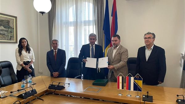 جانب من التوقيع 