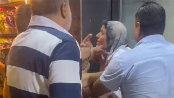 رجل يتحفظ علي سيدة