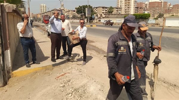 رئيس دسوق يوزع المياه