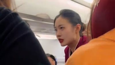 بسبب ركلات صغير.. مشاجرة عنيفة على متن رحلة جوية صينية تنتهي بتدخل الشرطة