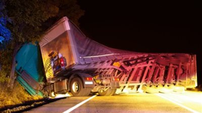 مصرع شخصين إثر انقلاب «تريلا» على الطريق الصحراوي الشرقي بالأقصر