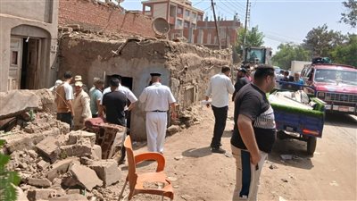 حملات لإزالة التعديات على حرم الطريق العام في مدينة تلا بالمنوفية| صور