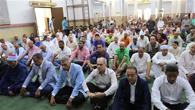 بعد أداء صلاة الجمعة.. محافظ أسوان يؤكد على أهمية الاستماع لمطالب المواطنين وتلبيتها