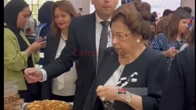 ظهور الدكتورة نوال الدجوي رفقة حفيدتها في مشروع سكر بيوت التابع لـ حياة كريمة 