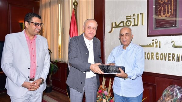 محافظ الأقصر يكرم