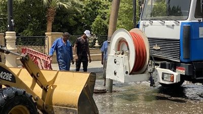 كسر مفاجئ بخط مياه نادي التجديف بالأقصر.. وشركة المياه تدفع بفرق الطوارئ والمعدات الثقيلة