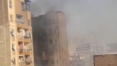 بعد انفجار أنبوبة.. الدفع بخزاني مياه إضافيين للسيطرة على حريق سوق الترجمان |صور