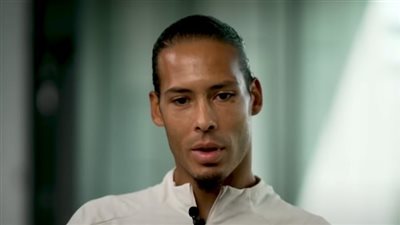 فان دايك يسترجع ذكريات التتويج ويُشيد بمدربه سلوت والصفقات الجديدة: حلمي أن أكون أسطورة ليفربول