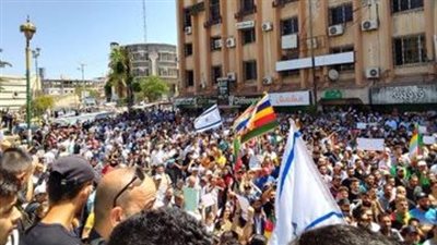 رفعوا أعلام إسرائيل وطالبوها بالتدخل.. احتجاجات في السويداء تطالب بتقرير مصير الدروز