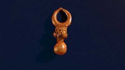 معهد البردي والمصريات بجامعة ليل يعرض قلادة أثرية فريدة من جزيرة صاي