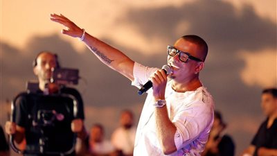 عمرو يتألق في حفله بالساحل الشمالي وسط تفاعل كبير من الجمهور| صور