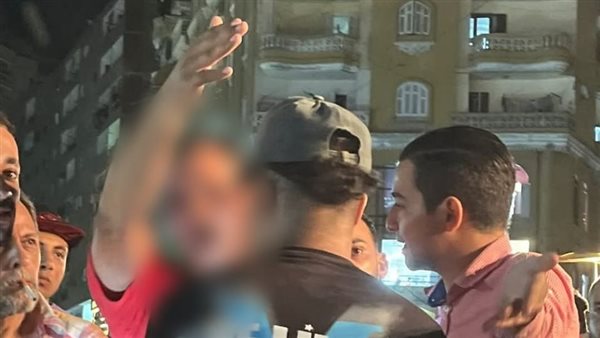 شخص يحطم سيارة 