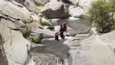 نجا بأعجوبة.. إنقاذ أحد الأشخاص ظل محاصرًا خلف شلال لمدة يومين بـ كاليفورنيا