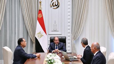 لمناقشة تطوير شبكات الاتصالات.. اجتماع للرئيس السيسي مع مدبولي ووزيري الداخلية والاتصالات ورئيس المخابرات 