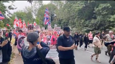 مئات الأمهات البريطانيات يحتشدن احتجاجًا على استقبال المهاجرين في نورويتش| فيديو